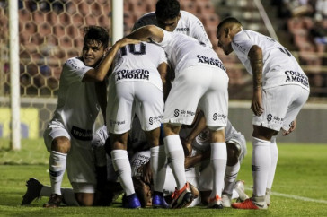 Elenco do Tim�ozinho comemora o gol de Rafael Bilu, contra o Porto, pela Copinha