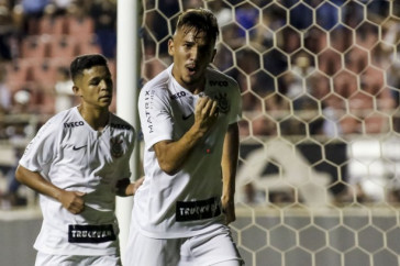 Feliz pelo seu gol marcado contra o Porto, Jo�o Celeri comemora demais