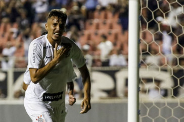 Jo�o Celeri marcou, de p�nalti, o �ltimo gol do Corinthians no jogo contra o Porto