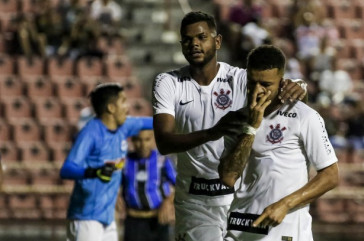 Nathan e Bilu comemoram o primeiro gol do Tim�ozinho contra o Porto, pela Copinha