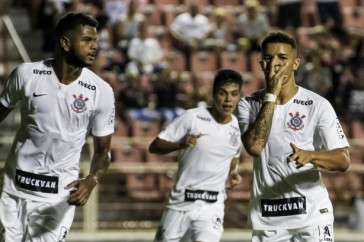 Nathan e Rafael Bilu comemorando o gol do �ltimo contra o Porto-PE