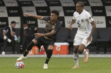 Gustavo tamb�m foi bem participativo no amistoso contra o Santos, na Arena Corinthians