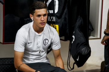 Mateus Vital no vesti�rio antes do jogo contra o Botafogo-SP
