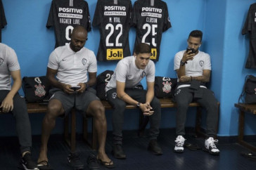 Love, Vital e Clayson no vesti�rio do El Cilindro antes do duelo decisivo contra o Racing