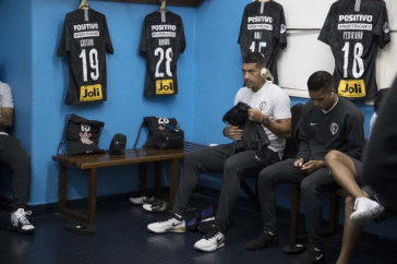 Ralf e Pedrinho no vesti�rio do El Cilindro antes do jogo contra o Racing