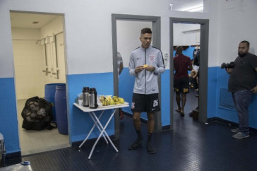 Richard no vesti�rio do est�dio El Cilindro para duelo contra o Racing, pela Sul-Americana