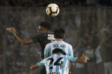 Gustavo em jogada contra o Racing, pela Copa Sul-Americana