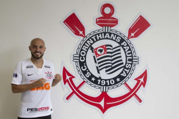 J� trajando o manto corinthiano, R�gis assina contrato