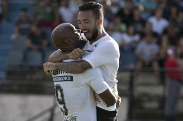 Clayson e Vagner Love comemorando o gol contra o S�o Bento, pelo Paulist�o 2019