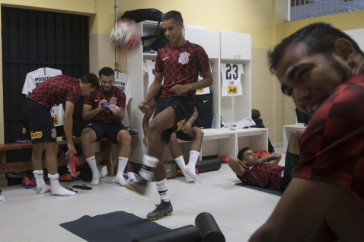 Jogadores antes do jogo contra o S�o Bento, em Sorocaba, pelo Campeonato Paulista