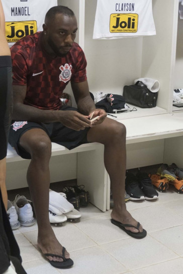 Manoel no vesti�rio do est�dio Walter Ribeiro, em Sorocaba, antes do jogo contra o S�o Bento