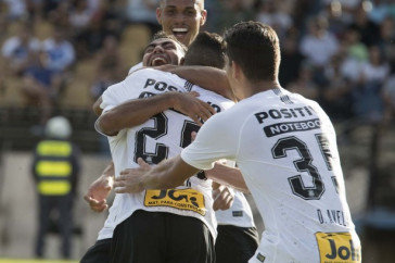 Sornoza comemora com Clayson o gol do atacante contra o S�o Bento