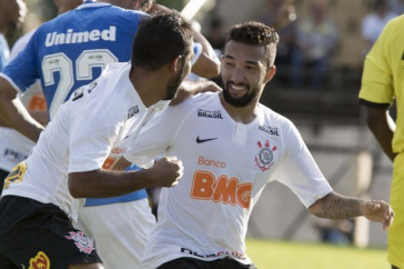 Sornoza deu a assist�ncia que originou o gol de Clayson, contra o S�o Bento