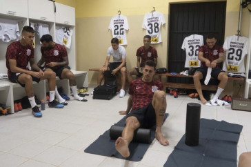 Tim�o se prepara no vesti�rio do est�dio Walter Ribeiro para jogo contra o S�o Bento