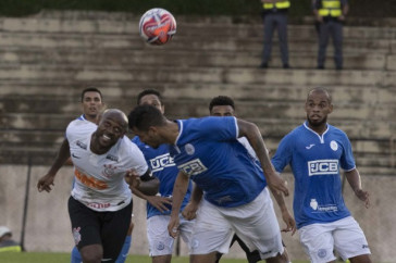 Vagner Love atuando contra o S�o Bento, no est�dio Walter Ribeiro, em Sorocaba