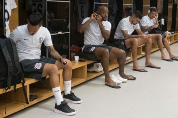 Elenco se prepara no vesti�rio da Arena Corinthians para cl�ssico contra o Santos