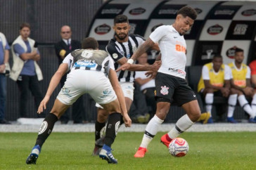 J�nior Urso teve boa atua��o contra o Santos, na Arena Corinthians