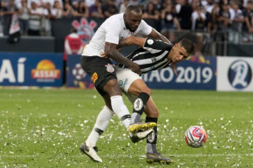Manoel em dividida no jogo contra o Santos, na Arena Corinthians