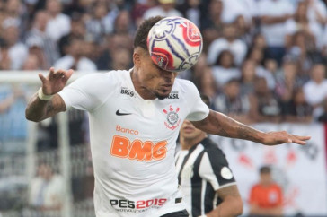 Urso em jogada contra o Santos, na Arena Corinthians