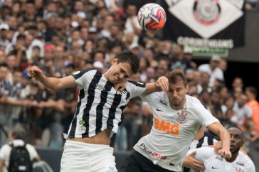 Zagueiro Henrique disputa bola a�rea durante jogo contra o Santos, na Arena Corinthians