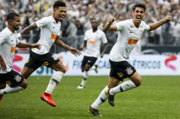 Danilo Avelar comemorando o gol da partida contra o Oeste, pelo Campeonato Paulista