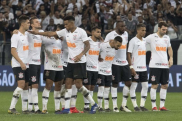 Jogadores no meio de campo durante as penalidades contra a Ferrovi�ria, na Arena Corinthians