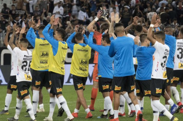 Jogadores do Corinthians comemoram a classifica��o diante a Ferrovi�ria, na Arena Corinthians