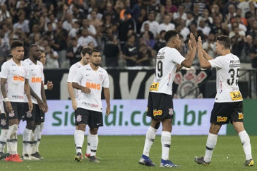 Jogadores do Corinthians na espera das cobran�as de p�nalti contra a Ferrovi�ria