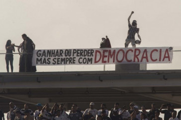 Est�tua de S�crates e faixa em homenagem a Democracia Corinthiana na Arena neste domingo