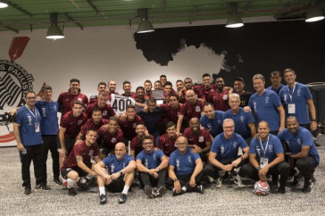 Todo o elenco e comiss�o t�cnica reunidos para homenagear os 400 jogos de Ralf