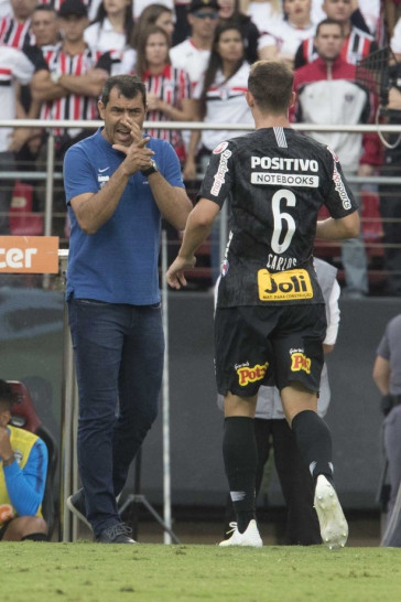 Carille passa instru��es a Carlos Augusto durante final contra o S�o Paulo, no Morumbi