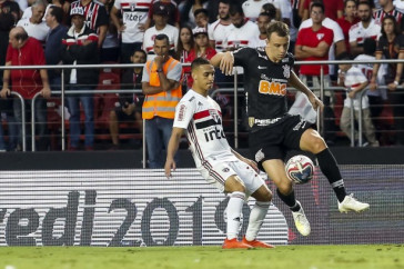 Carlos Augusto assumiu a lateral esquerda no primeiro jogo da final contra o S�o Paulo