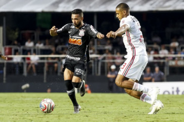 Clayson em jogada durante o primeiro jogo da final do Paulista, contra o S�o Paulo