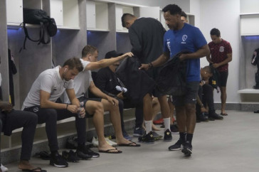 Jogadores se preparam no vesti�rio do Morumbi para duelo contra o S�o Paulo