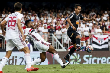 Meia Jadson foi titular no primeiro jogo da final contra o S�o Paulo, pelo Paulista