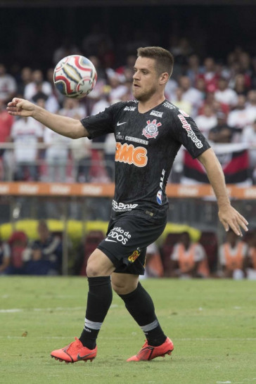 Ramiro em duelo contra o S�o Paulo, pela final do Paulist�o, no Morumbi