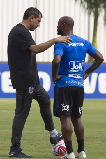 Carille conversa com Vagner Love no treino que prepara o time para jogo contra o Santos