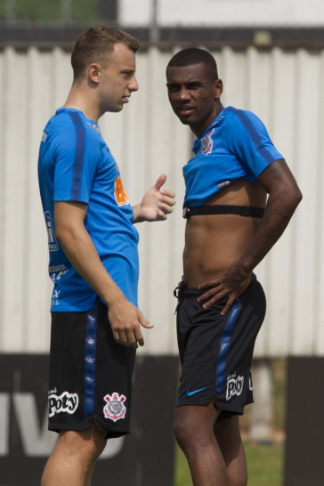 Carlos Augusto e Marllon treinam para enfrentar o Santos pela semifinal do Paulist�o 2019