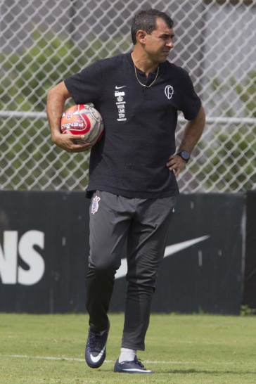 F�bio Carille no comando do �ltimo treino antes da semifinal contra o Santos