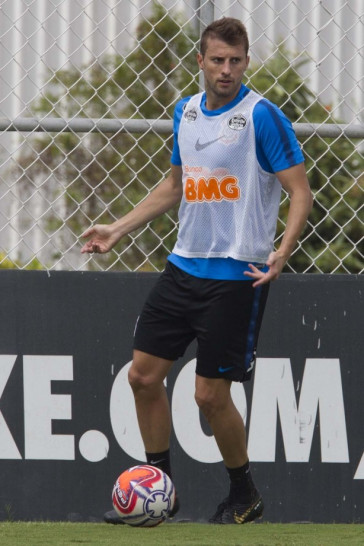 Henrique treina para duelo contra o Santos, pela semifinal do Campeonato Paulista