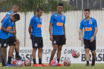 Jadson, Jo�o Victor, Roni, Richard e Ramiro no treino de hoje no CT Joaquim Grava