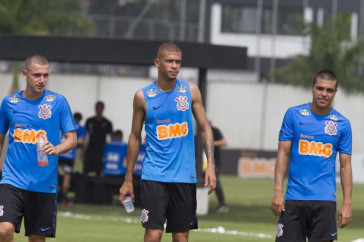Piton, Jo�o Victor e Roni treinam com o elenco principal no CT Joaquim Grava
