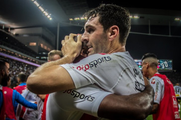 Boselli abra�a Love, no banco, comemorando seu gol contra a Chapecoense