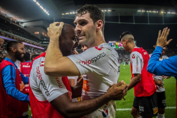 Boselli e Love comemorando o gol do argentino contra a Chapecoense, pela Copa do Brasil