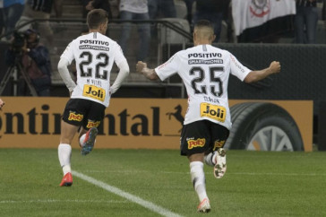 Mateus Vital e Clayson comemora o gol do garoto contra a Chapecoense, pela Copa do Brasil