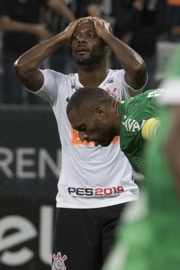 Vagner Love lamenta chance perdida durante jogo contra a Chapecoense, pela Copa do Brasil