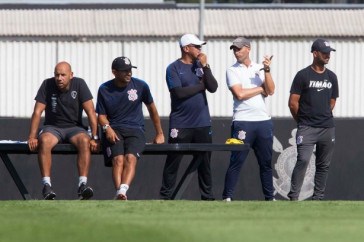 Comiss�o t�cnica no jogo-treino entre Corinthians profissional e Sub-23 no CT Joaquim Grava