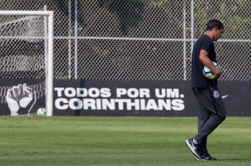 F�bio Carille no jogo-treino entre Corinthians profissional e Sub-23 no CT Joaquim Grava