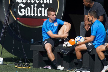Jogadores do Sub-23 durante jogo-treino contra o profissional do Corinthians
