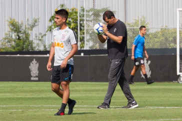Oya e Carille no jogo-treino entre Corinthians profissional e Sub-23 no CT Joaquim Grava